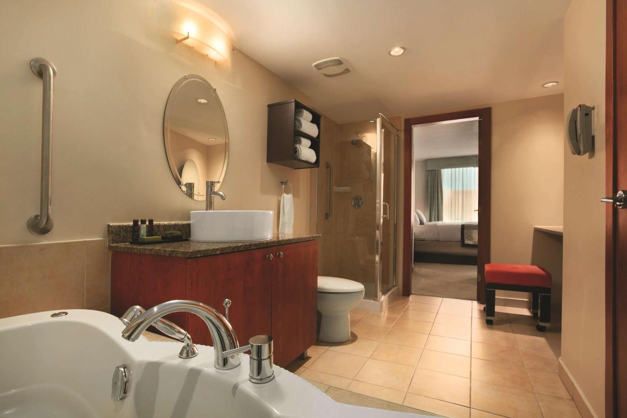 Embassy Suites By Hilton - Montréal Eksteriør billede